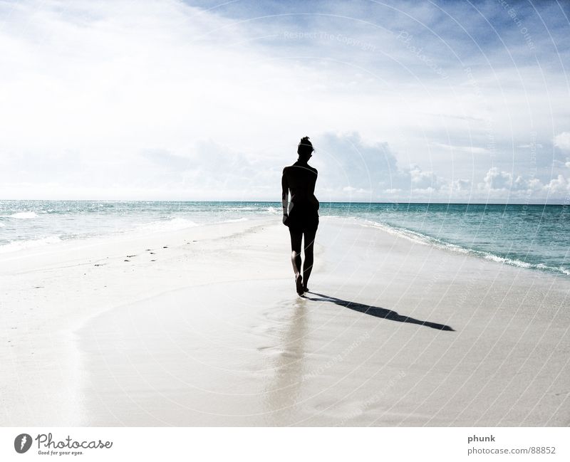 ende der welt. Strand Meer Ferien & Urlaub & Reisen Frau springen hüpfen Bikini Malediven Indien schön Riff Lagune Landzunge Meerstraße Silhouette Gegenlicht