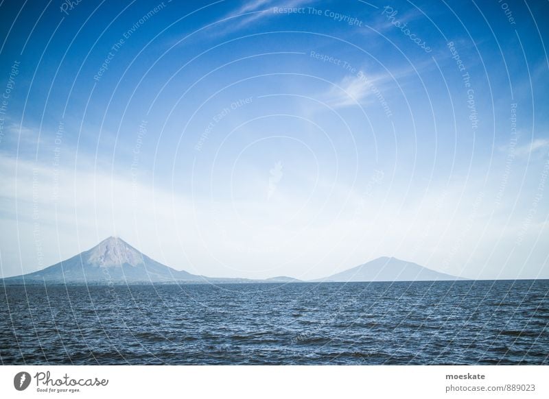 Eine Insel mit zwei Bergen Landschaft Himmel Sommer Schönes Wetter Vulkan See Nicaraguasee blau Mittelamerika Südamerika Vulkaninsel Bootsfahrt Ometepe
