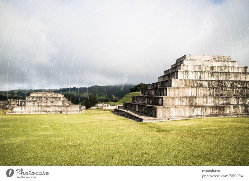 Ruinas De Zaculeu Huehuetenango Guatemala Ruine alt Maya Pyramide Tempelruine HueHuetenango Sportrasen Wolken Menschenleer Farbfoto Außenaufnahme