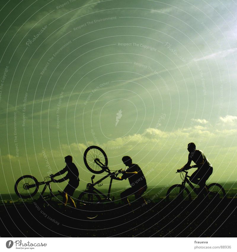 spielende jungs Fahrradfahren Mann maskulin Motorradfahrer toben Wolken grün Spielen Außenaufnahme Fröhlichkeit Ausgelassenheit Freude Menschengruppe Sport