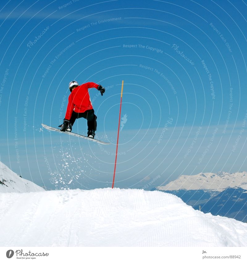 *hüpf* Snowboard springen rot Frankreich Wintersport blau Himmel Berge u. Gebirge Alpen Les 3 Vallées Meribel-Mottaret Snowboard Park Funpark hoch berühren