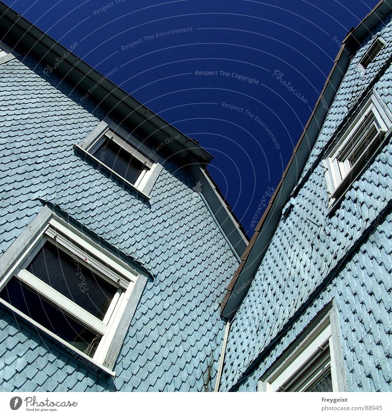 In Love Haus hell-blau Fenster Asymmetrie Architektur Strukturen & Formen houses home architecture blue light blue windows