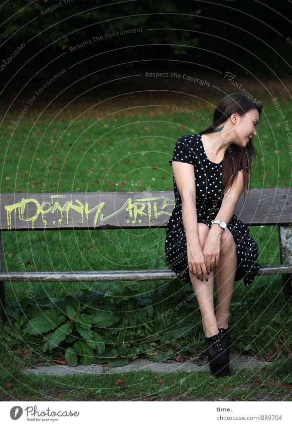 . feminin Junge Frau Jugendliche 1 Mensch 18-30 Jahre Erwachsene Park Wiese Parkbank Kleid Damenschuhe brünett langhaarig Graffiti lachen sitzen schön Freude