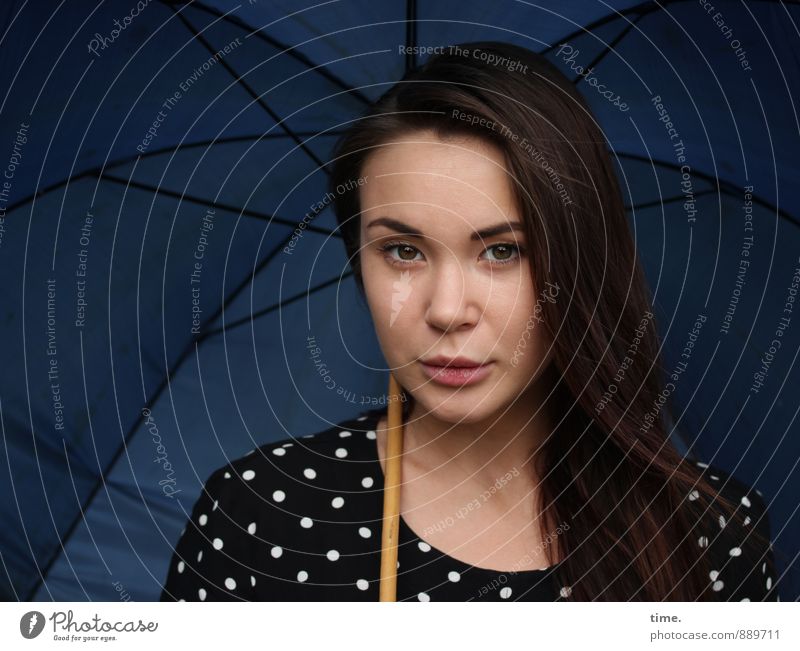 . feminin 1 Mensch 18-30 Jahre Jugendliche Erwachsene Kleid Regenschirm brünett langhaarig beobachten Blick Neugier schön Vorsicht Gelassenheit geduldig ruhig