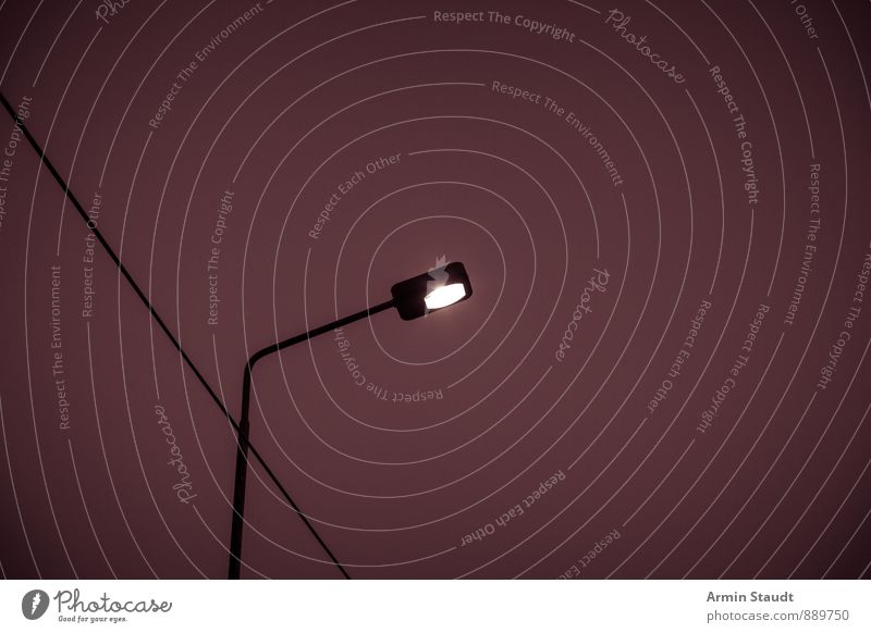 Laterne - Nacht - Kabel Telekommunikation Energiewirtschaft Himmel Nachthimmel Stadt Straßenbeleuchtung alt dunkel einfach retro trist Stimmung Zukunftsangst