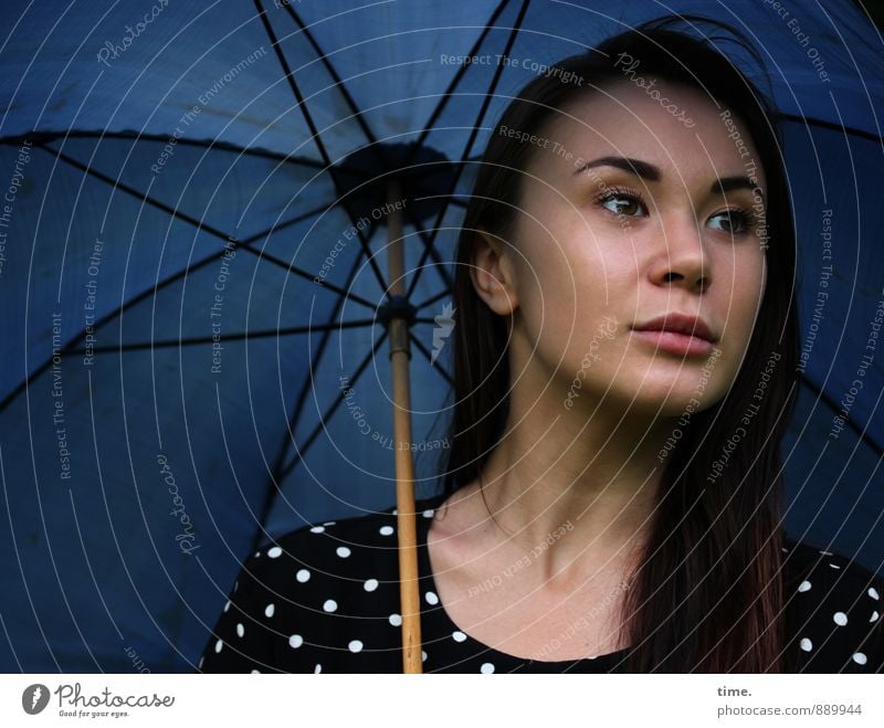 . feminin 1 Mensch 18-30 Jahre Jugendliche Erwachsene Kleid brünett langhaarig Sonnenschirm Schirm beobachten träumen warten schön Wachsamkeit Vorsicht