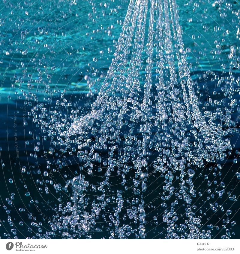 spritzing Erfrischung nass kalt Sommer blau hell-blau Kühlung kühlen begossen spritzig Springbrunnen Wasser shower erfrischen refresh refreshing water Coolness
