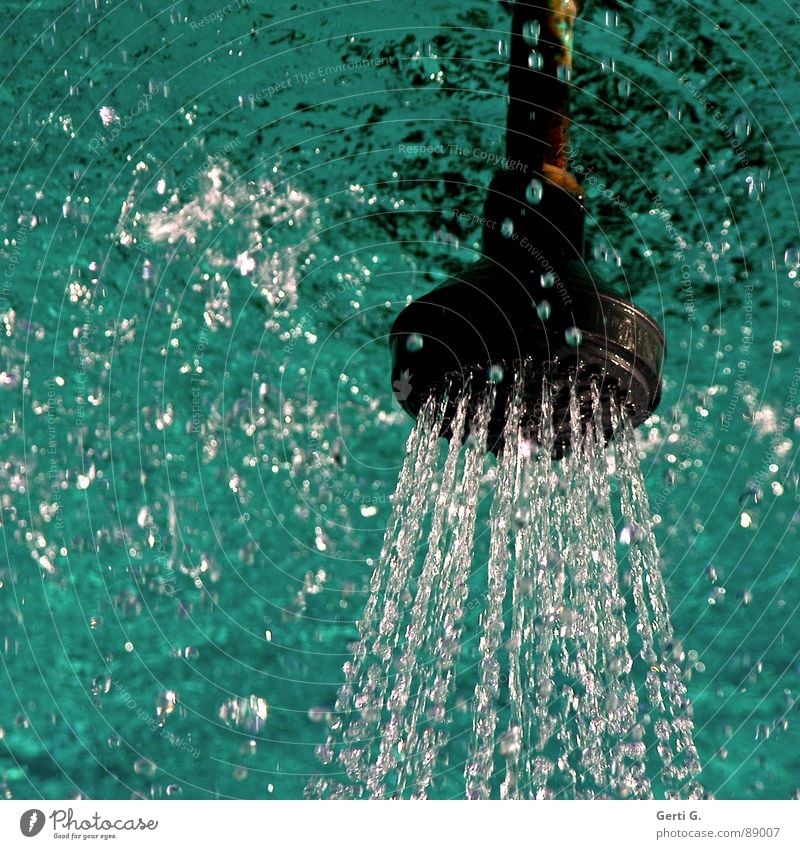Kopfstand Erfrischung nass kalt Sommer grün türkis Kühlung kühlen begossen spritzig Springbrunnen Luftblase Wasser Freude Dusche (Installation) shower