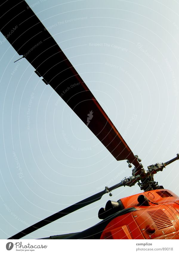 so`n flug zeug II Hubschrauber Flugzeug blau fliegen Luft drehen Retter Notarzt Luftverkehr Sozialer Dienst Sicherheit Rotor orange Himmel
