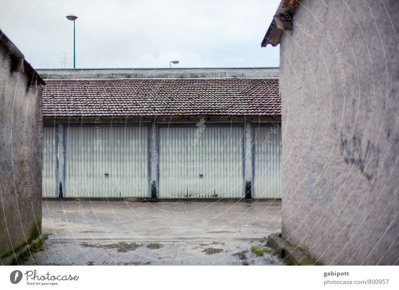 Strafzettelalternative Stadt Haus Garage Hinterhof Mauer Wand trashig trist grau Langeweile Mobilität Regenwasser Farbfoto Außenaufnahme Menschenleer Tag Licht
