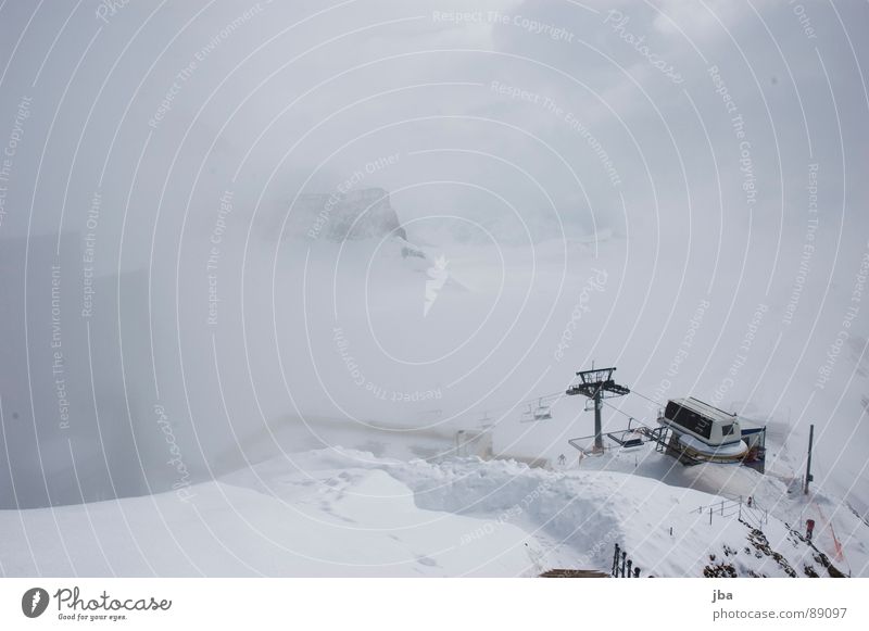 Bergstation Nebel Wolken weiß Neuschnee Tiefschnee Seite Haus Gebäude resignieren Sessel Wintersport schlechte Fernsicht Schnee Berge u. Gebirge Botta Stein