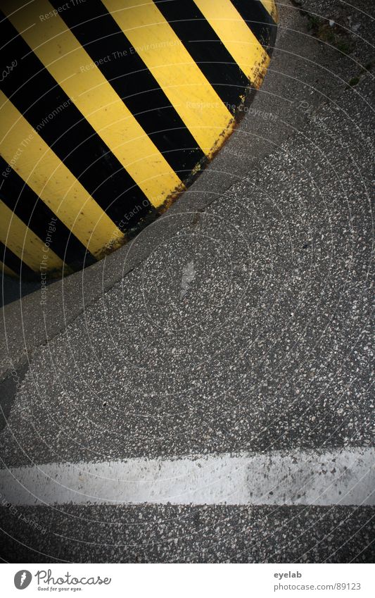 Tigerente vs Weisse Schlange schwarz gelb weiß grau Teer Streifen gefährlich Leitfaden Ölfleck Straßenbau Beton Poller stoppen Industriegelände Bauwerk Verkehr