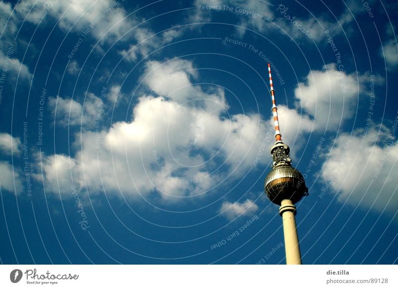 Flirt mit den Wolken Sommer Alexanderplatz Stadtzentrum Mitte Berlin Himmel blau Berliner Fernsehturm Spargel Turm Spitze Kugel