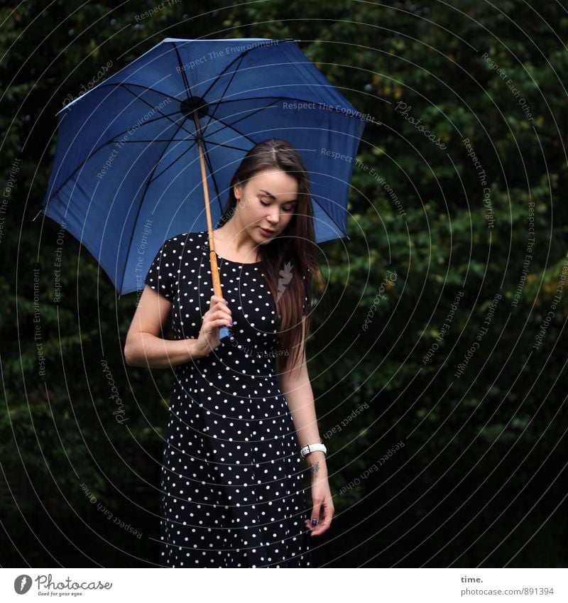 . feminin 1 Mensch 18-30 Jahre Jugendliche Erwachsene Kleid Armbanduhr Regenschirm Sonnenschirm brünett langhaarig beobachten Blick stehen schön Vorfreude
