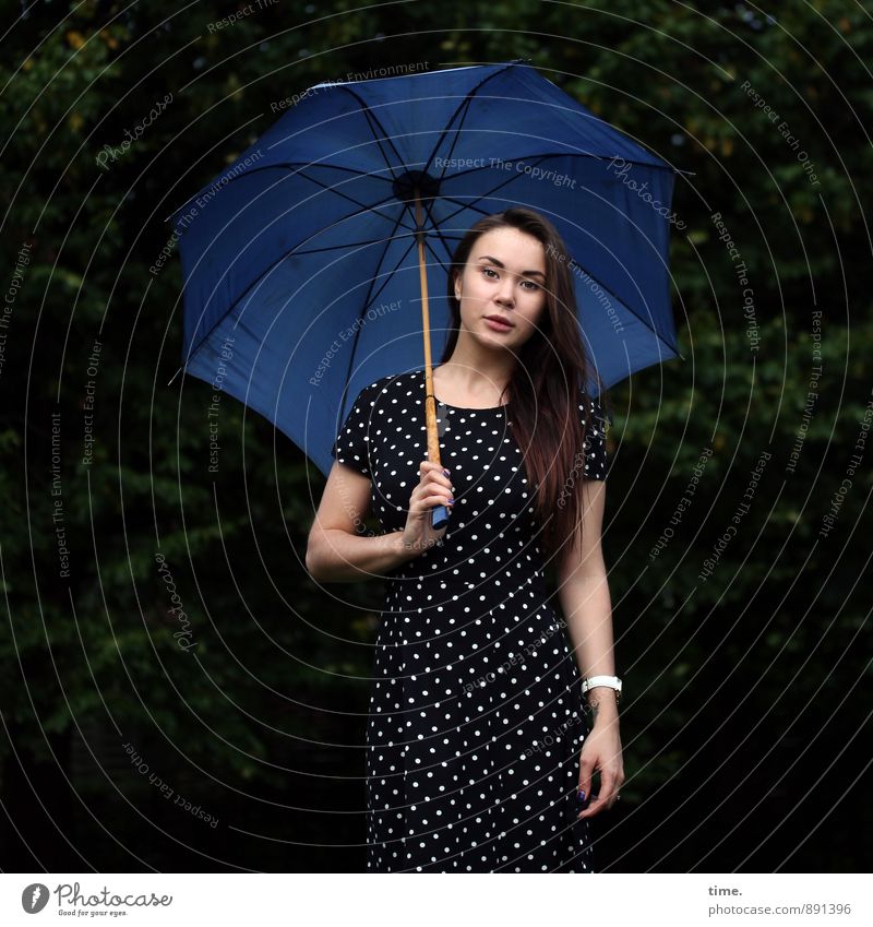 . feminin Junge Frau Jugendliche 1 Mensch 18-30 Jahre Erwachsene Park Wald Kleid Regenschirm brünett langhaarig beobachten festhalten Blick stehen ästhetisch