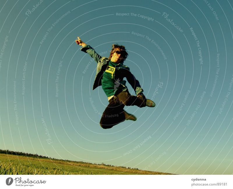 Spring ins Feld! VII hüpfen Frühling Wiese Gras grün Stil Sonnenuntergang Körperhaltung Halm Froschperspektive Sonnenstrahlen Kick Kampfsport Mann Kerl