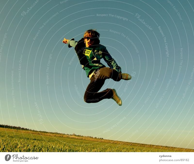 Spring ins Feld! VIII hüpfen Frühling Wiese Gras grün Stil Sonnenuntergang Körperhaltung Halm Froschperspektive Sonnenstrahlen Kick Kampfsport Mann Kerl