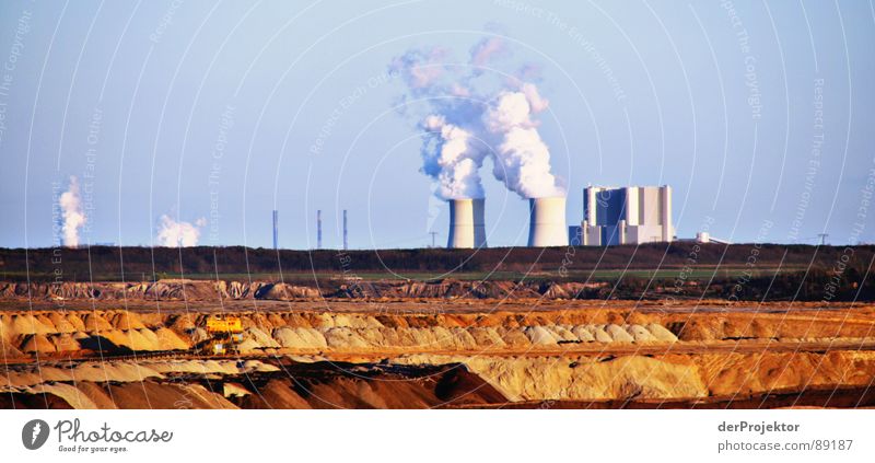 Schwarze Pumpe Braunkohle Kohlekraftwerk Mondlandschaft weiß braun Umweltverschmutzung Zerstörung Industrie Bergbau Stromkraftwerke Himmel blau Sand Erde