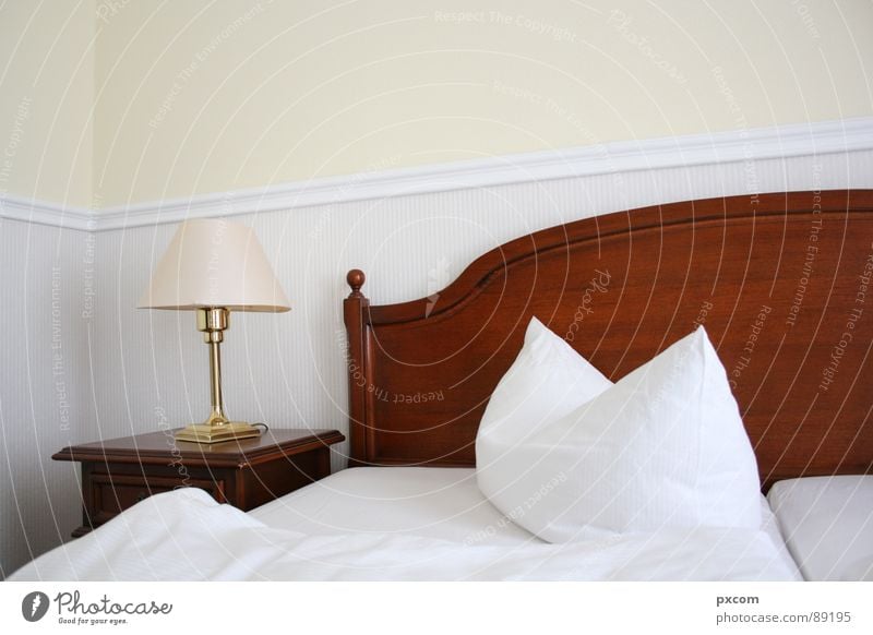 SLP*HOME Hotel Bett schlafen Lampe Wand Tapete Kissen weiß Schlafzimmer Raum Decke Kopfkissen