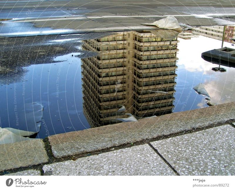 unterwasser Pfütze Berlin Bordsteinkante nass Hochhaus Alexanderplatz Ware Haus Stadt Müll Kopfstand Wasser ja sorry - schon wieder eine pfütze DDR gehsteig