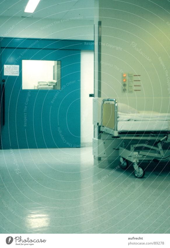 Operationssaal Krankenhaus Krankheit Bett Unfall klinisch Arzt aufwachen schlafen Gesundheitswesen Intensivstation grün steril ruhig rotkreuz bed accident