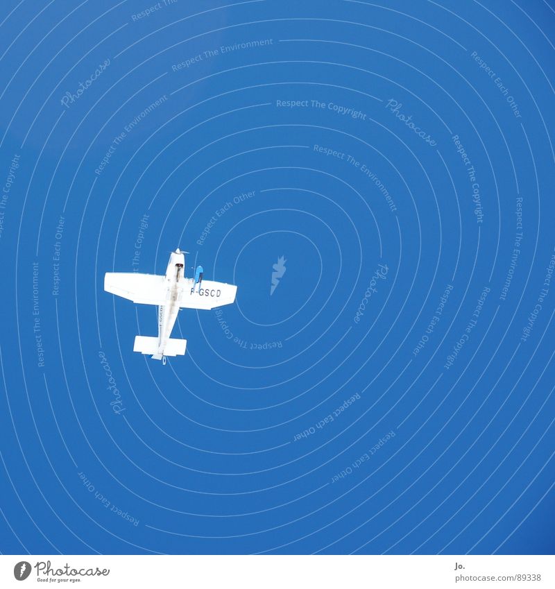 ist es ein Vogel? ist es ein Flugzeug? ... Kufe weiß Val Thorens Pilot Beginn Himmel blau Schneekufen fliegen Les 3 Vallées Alpen Berge u. Gebirge Ladengeschäft