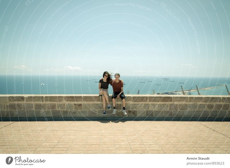 Auf der Mauer Lifestyle Sommerurlaub Mensch maskulin feminin Jugendliche 2 13-18 Jahre Kind Landschaft Himmel Meer Barcelona Hafenstadt Burg oder Schloss Wand