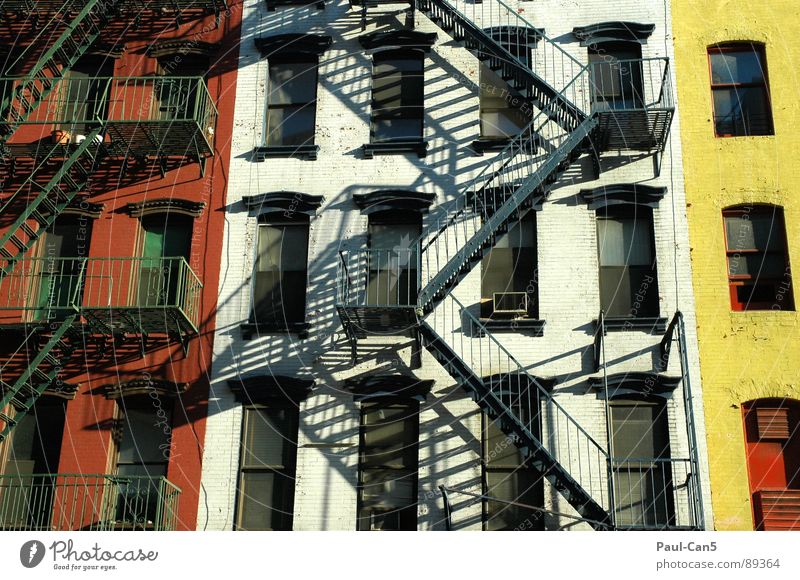 sicherheit Sicherheit Haus Wand mehrfarbig Feuerleiter New York City Raster Hinterhof Stimmung gelb Architektur Treppe nottreppe USA Schatten rot-weiß