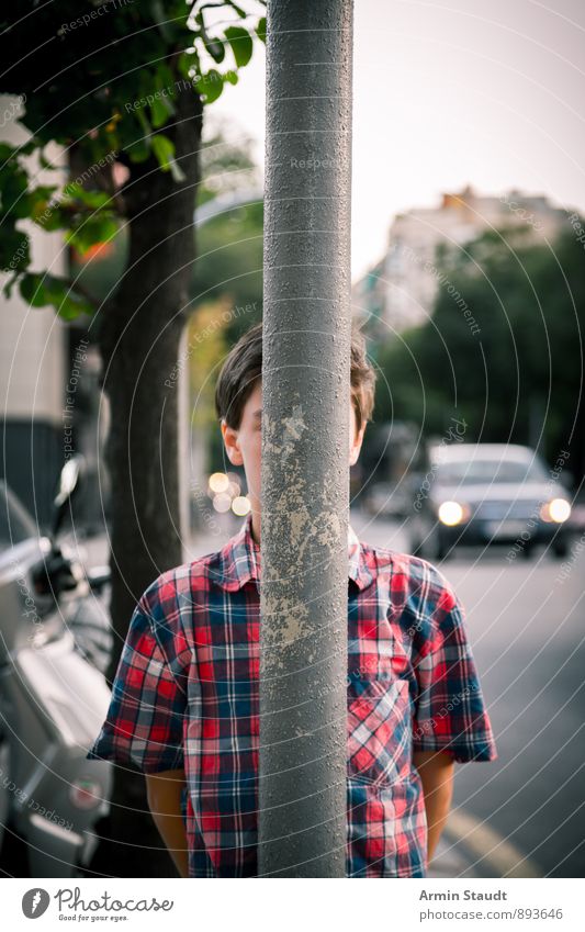 Porträt hinter Laternenmast Lifestyle Mensch maskulin Junger Mann Jugendliche Körper 1 13-18 Jahre Kind Sommer Baum Barcelona Straßenverkehr Straßenbeleuchtung