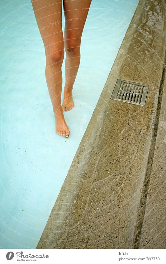 Auslaufmodell | Auslauf im Wasser Fitness Sport-Training Schwimmen & Baden feminin Beine Schwimmbad laufen Beckenrand Farbfoto Tag