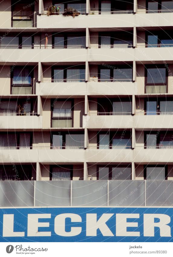 Lecker Beton lecker grau Hochhaus Langeweile Siebziger Jahre Supermarkt Fenster Balkon Sommer privat Wohnzimmer Gäähn blau Konsum Plattenbau Hasenstall jomam