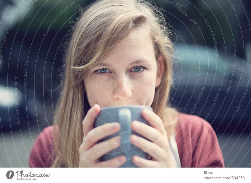 Kaffeeliebe. Ernährung Frühstück Kaffeetrinken Getränk Heißgetränk Kakao Tee Tasse Lifestyle Gesundheit Wohlgefühl Mensch feminin Junge Frau Jugendliche