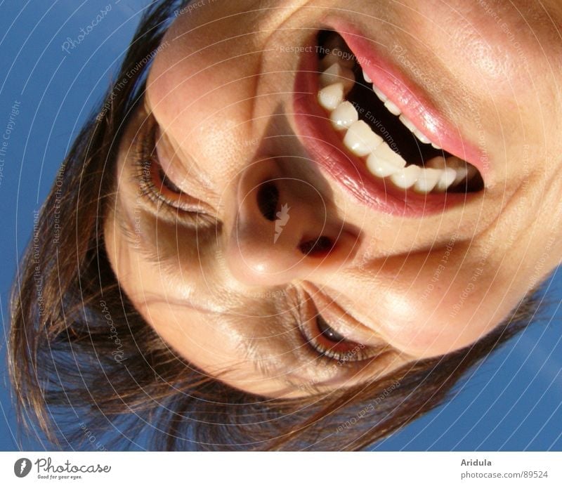 vvVVVVvv Grimasse gefährlich Frau Angst Panik Gesicht Mund beißen bedrohlich Himmel blau Zähne