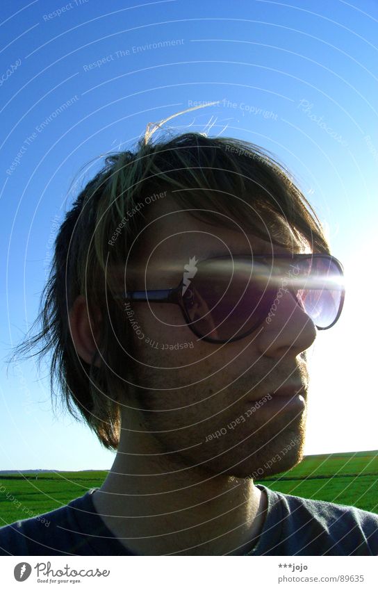 k.e.w.l. Selbstportrait Pornobrille Physik Mann Sonnenbrille Brille Körperhaltung unrasiert Gegenlicht Freude self Coolness Wärme boy Himmel Dreitagebart