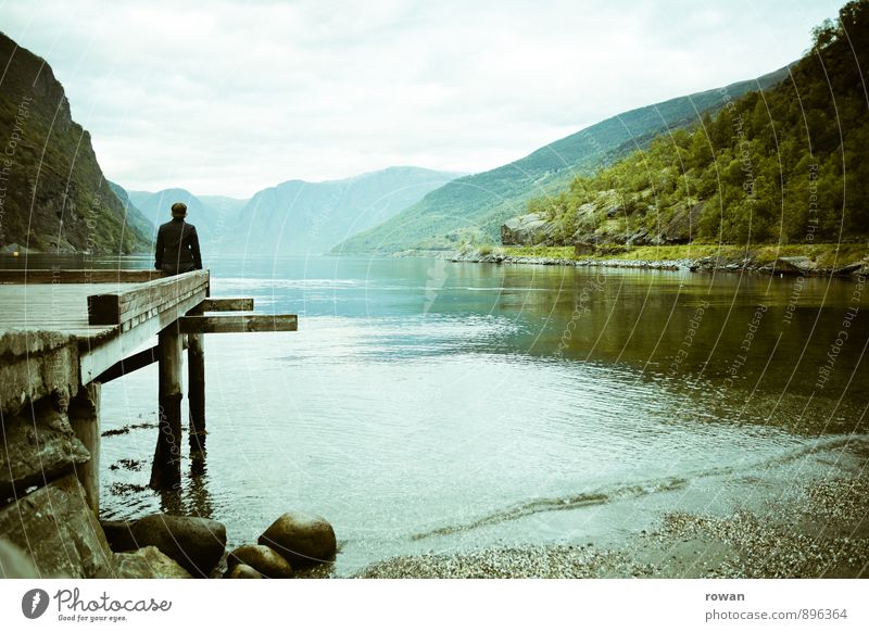 ausblick Mensch feminin Frau Erwachsene 1 Natur Landschaft Wasser Hügel Berge u. Gebirge Küste Seeufer Bucht Fjord Gelassenheit ruhig Traurigkeit Liebeskummer