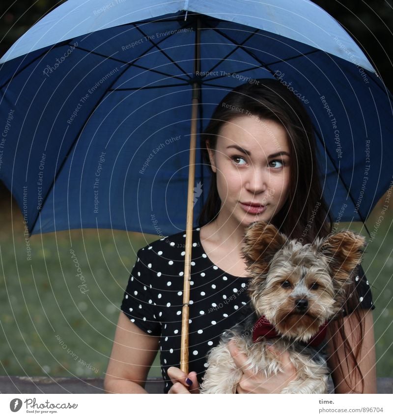 . feminin 1 Mensch 18-30 Jahre Jugendliche Erwachsene Kleid Regenschirm brünett langhaarig Tier Haustier Hund beobachten Blick sitzen Freude Tierliebe