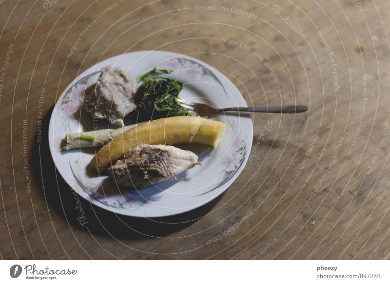 Sicken, Kumu, Banana na Pitpit Lebensmittel Fleisch Gemüse Essen Abendessen Geschirr Teller Gabel Totes Tier Erholung füttern genießen sitzen außergewöhnlich
