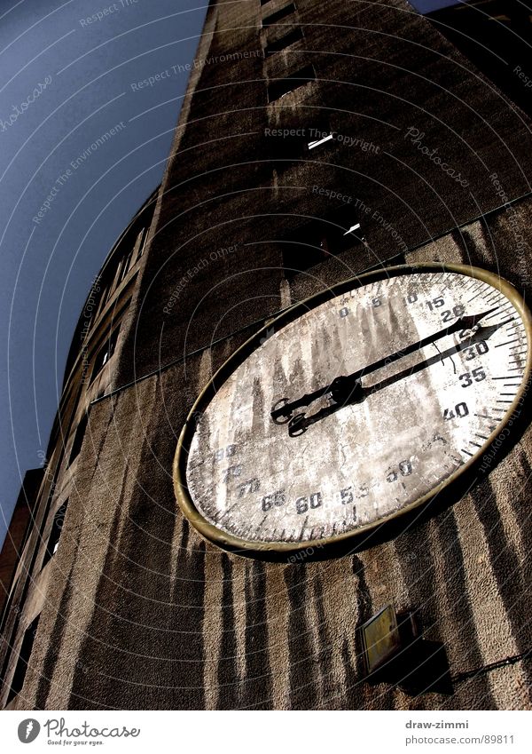 Gasometer Dresden Industriefotografie old large building measuring device black clock