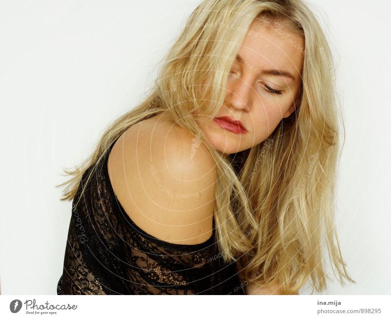 junge blonde Frau Mensch feminin Junge Frau Jugendliche Erwachsene 1 18-30 Jahre 30-45 Jahre Haare & Frisuren langhaarig Gefühle Stimmung Verschwiegenheit