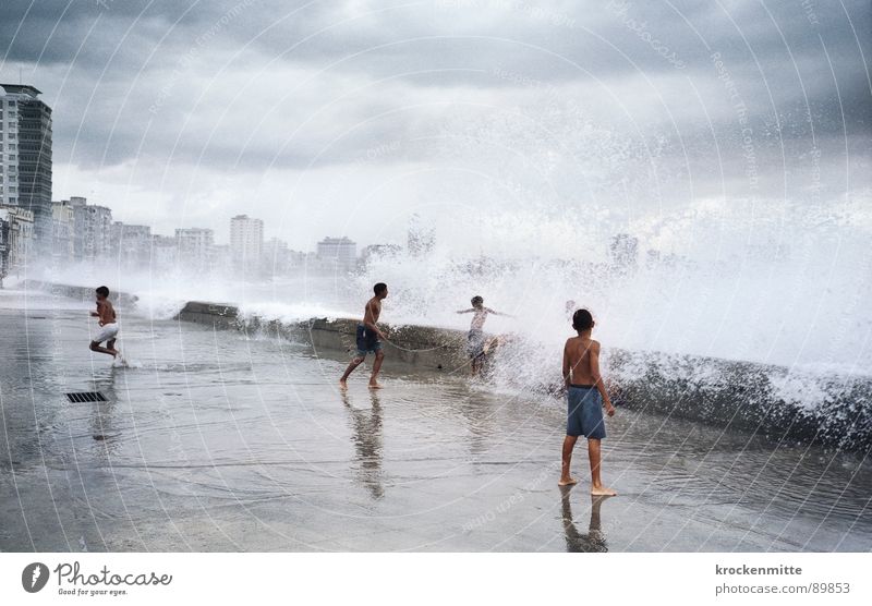 Wassermusik IV Buhne aufsteigen Junge El Malecón Wasserspritzer Wasserwand spritzen Freude Kind Kuba Erfrischung Spielen Wellen Meer Gischt Brandung