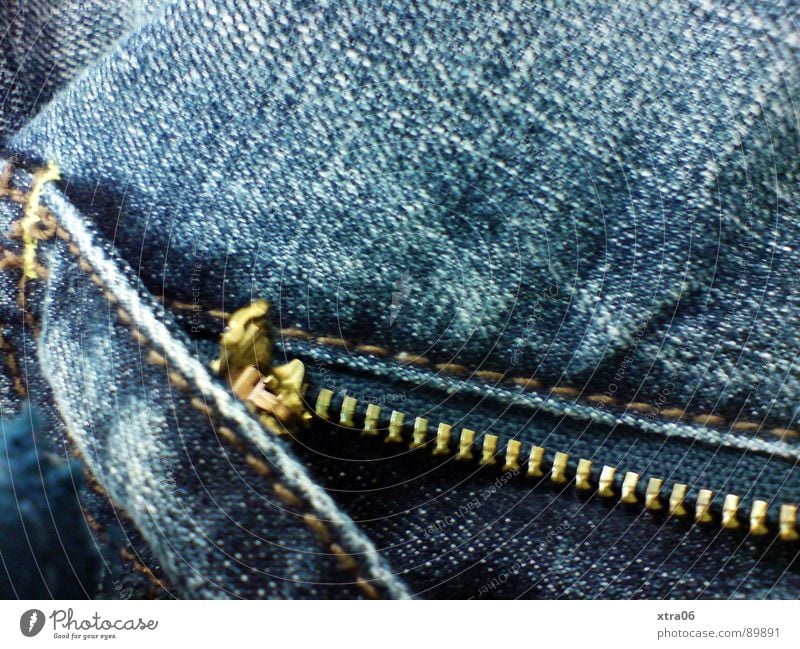 jeans 2 Jeanshose Stoff Reißverschluss entkleiden Jeansstoff Hose aufmachen bereit Bekleidung offen Falte blau Kleidungsstück