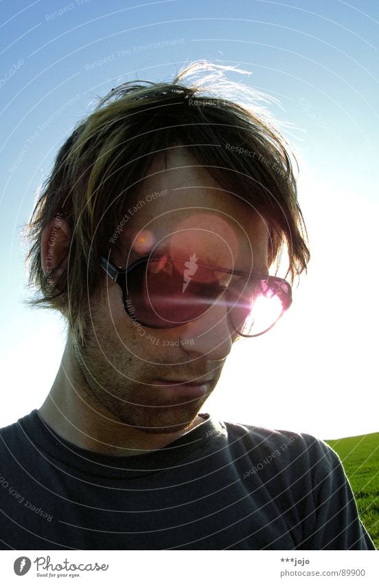 l.o.o.k.d.o.w.n. Selbstportrait Pornobrille Physik Mann Sonnenbrille Brille Körperhaltung unrasiert Gegenlicht Sonnenstrahlen Lichtpunkt Coolness