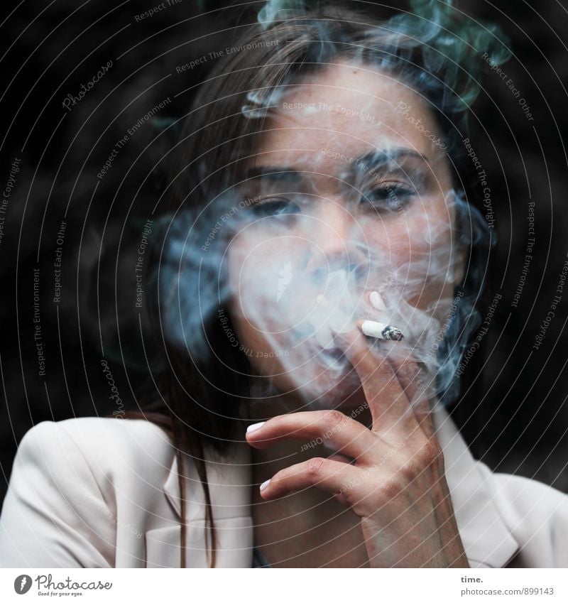 Yuliya feminin Junge Frau Jugendliche 1 Mensch Jacke Zigarette brünett langhaarig beobachten festhalten Rauchen warten Coolness Mut Tatkraft Leidenschaft