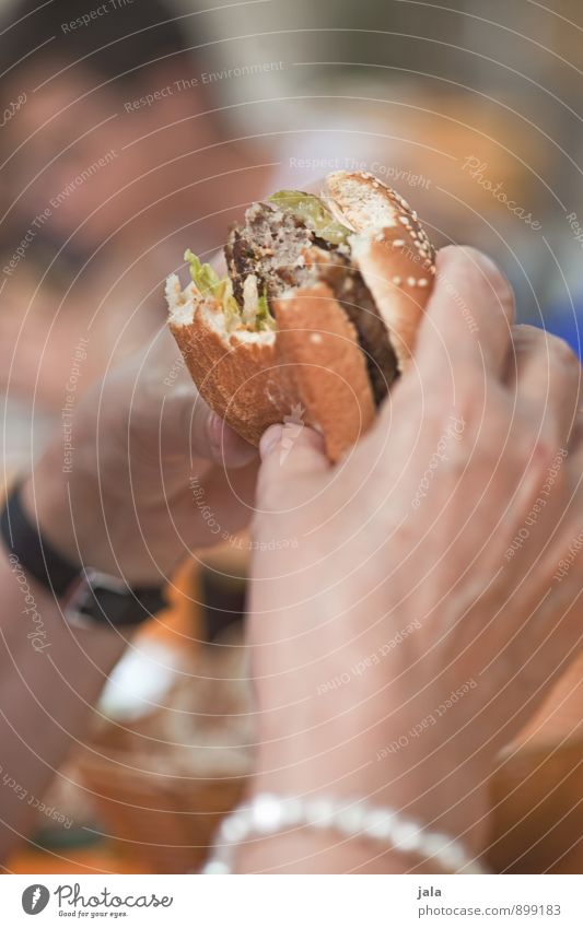 burger Lebensmittel Fleisch Brötchen Hamburger Cheeseburger Ernährung Essen Mittagessen Fastfood Mensch feminin Hand lecker saftig Appetit & Hunger haltend