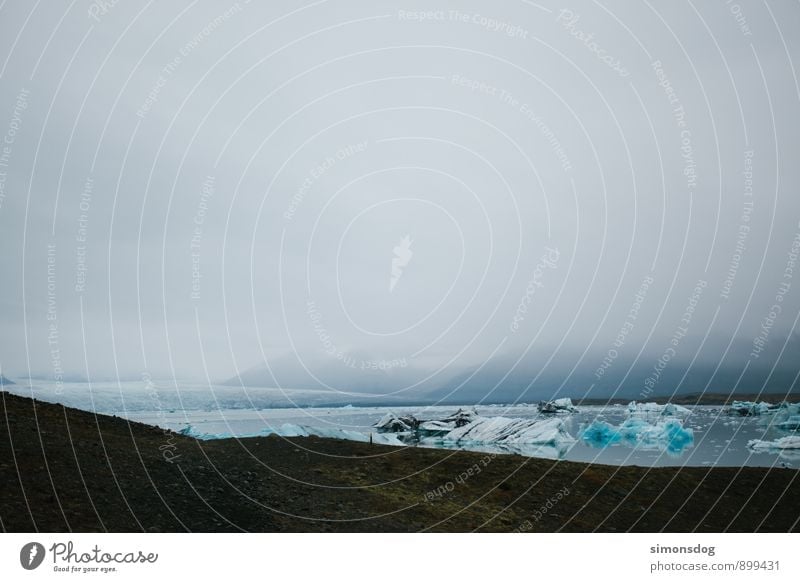 I'm in Iceland. Natur Landschaft Urelemente Wasser Wolken Winter Klimawandel schlechtes Wetter Nebel Eis Frost Gletscher Seeufer Meer Zufriedenheit