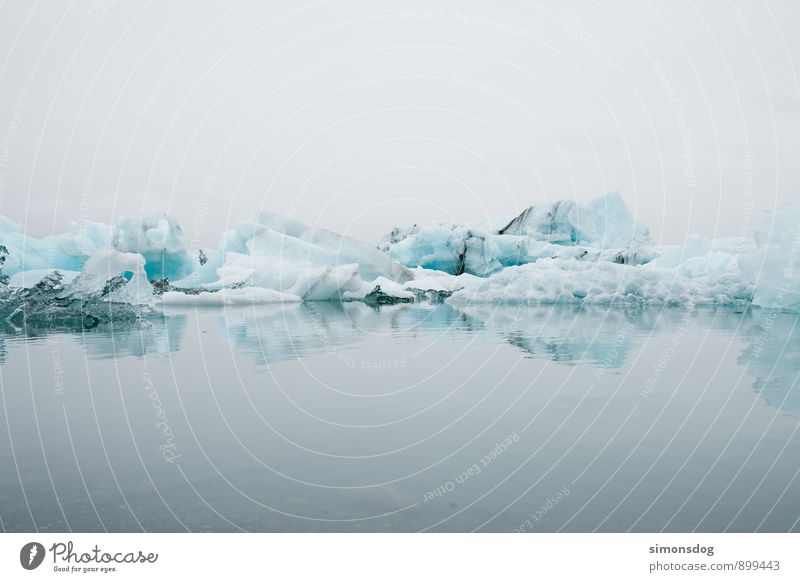 I'm in Iceland. Umwelt Natur Urelemente Wasser Wolken Winter schlechtes Wetter Eis Frost Meer See Klima rein Eisberg kalt blau schimmern Gletschereis Island