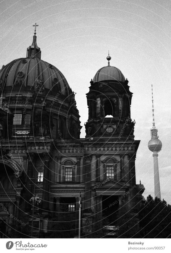 thick and thin in berlin analog Deutscher Dom Gotteshäuser Wahrzeichen Denkmal Berlin Black & White Filmindustrie Ilford HP5 400 Scan Yashica T3 Photocase