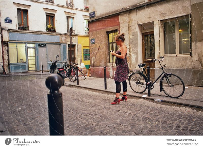 Ruhe in der Rue Paris Fotografie Tourismus Fahrrad Kopfsteinpflaster Einsamkeit ruhig Straße Abend