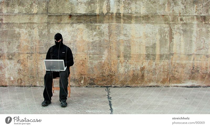 Hacken im freien III Selbstständigkeit Terrorismus Notebook Holzstuhl skurril anonym Computer schwarz Block Antifaschismus Aktion Rebell Aktivist Hacker