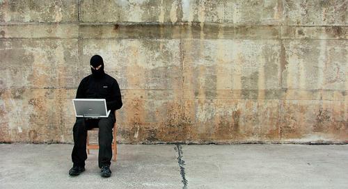 Hacken im freien III Selbstständigkeit Terrorismus Notebook Holzstuhl skurril anonym Computer schwarz Block Antifaschismus Aktion Rebell Aktivist Hacker